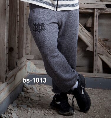 Спортивные штаны bs-1013 за 4 070 руб. Спортивные штаны. Темно-серого цвета. Немного заужены . Снизу на штанине манжет. В этой модели, предусмотрены большие размеры.